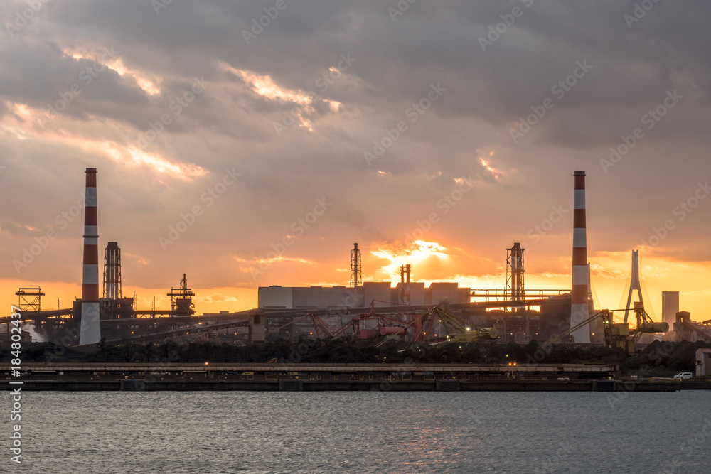 秋の夕焼けと海辺の工場風景１