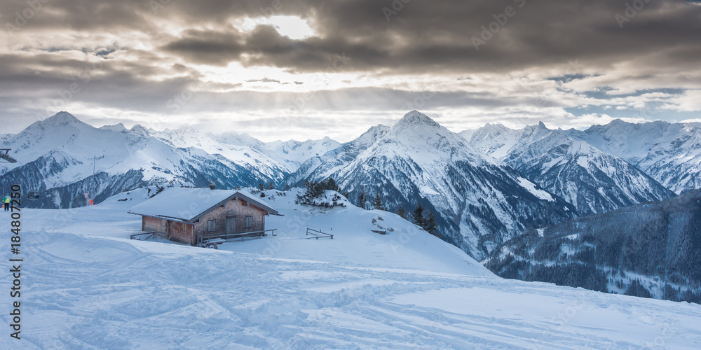 Panorama einer Schihütte in den Alpen