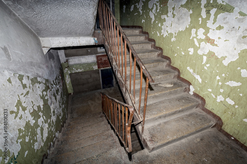 Obraz na plátně A terrible interior of an apartment building with cheap apartments
