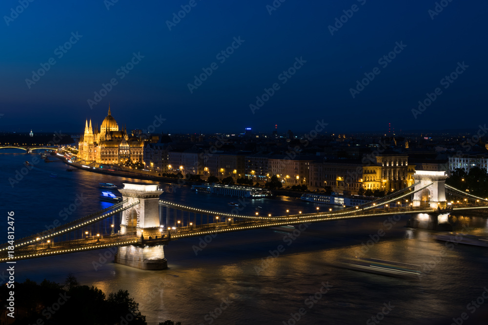 Fototapeta premium Most i parlament w Budapeszcie