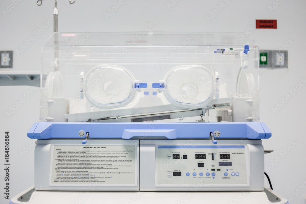 Obraz premium Empty infant incubator in an hospital room