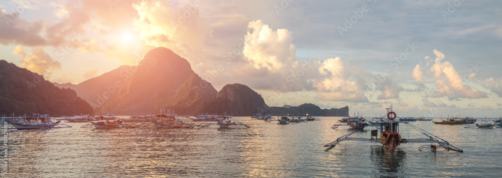Obraz premium Bangka boat on El Nido in the evening, Philippines