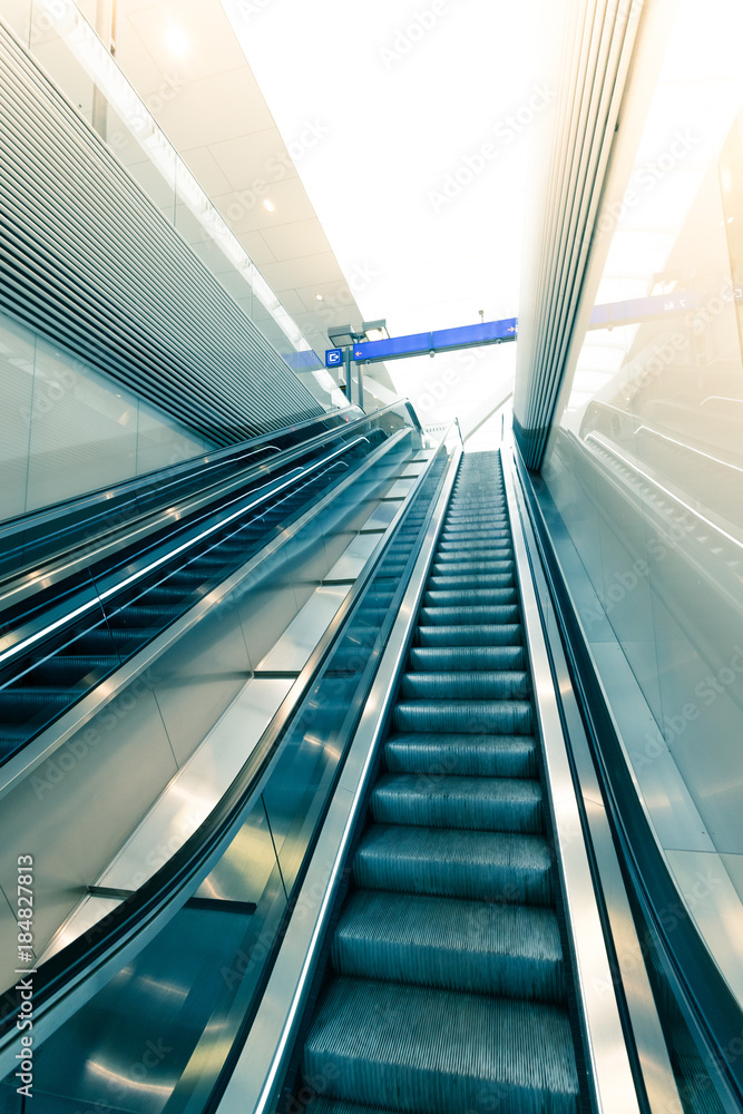 Rolltreppe auf Bahnhof, verreisen, Sonnenstrahlen Rolltreppe auf Bahnhof, verreisen, Sonnenstrahlen