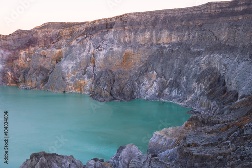 Sonnenaufgang am Ijen Vulkan in Indonesien photo