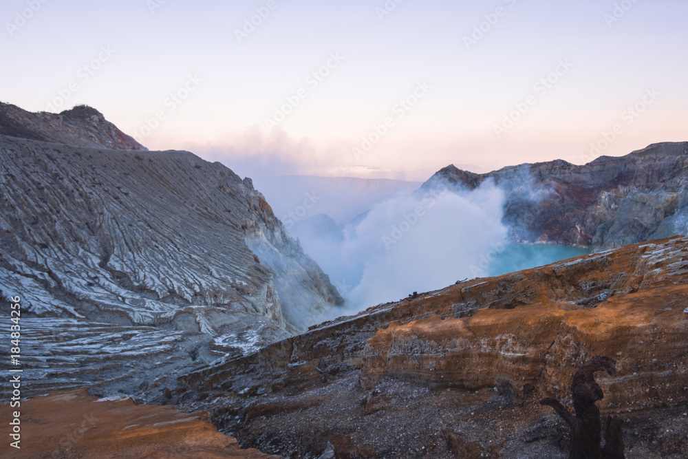 Sonnenaufgang am Ijen Vulkan in Indonesien