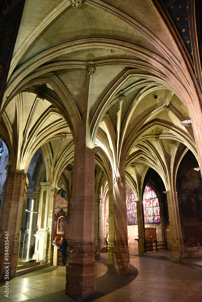 Voûtes et colonne torsadée de l'église Saint-Séverin à Paris, France