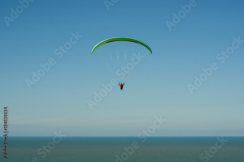 Esportistas praticando paraglider no brasil