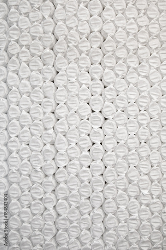 Pocket independent spring sewn in white span-bond. Inside mattress texture