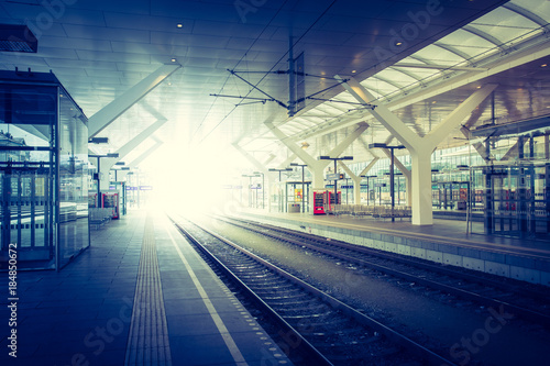 Bahnhof am Abend, Sonnenstrahlen Abreise/Ankunft 