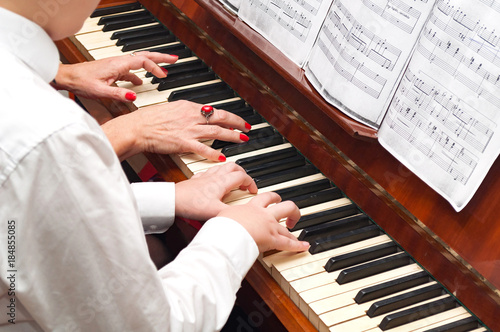 Игра на фортепиано, в четыре руки по нотам