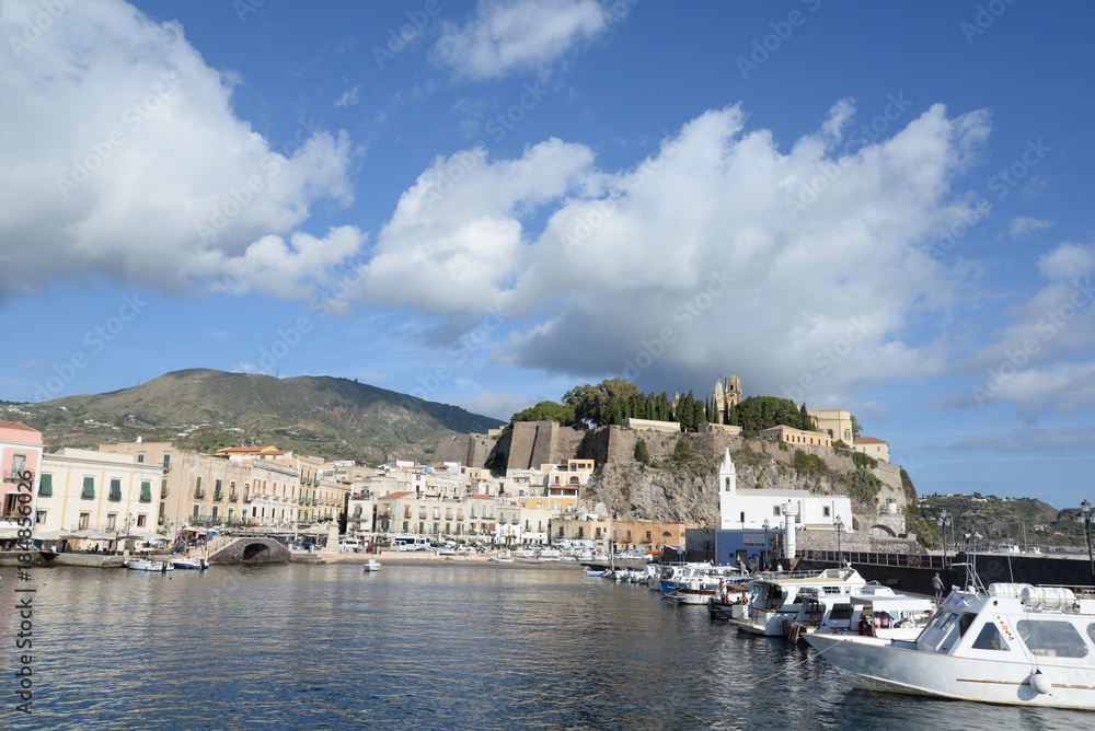 Naklejka premium Hafen und Burgberg von Lipari, Italien