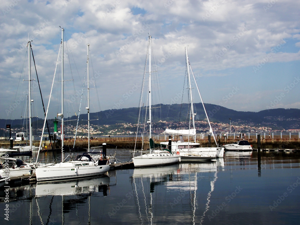 Barcos veleros en el puerto de Vigo, Galicia. España