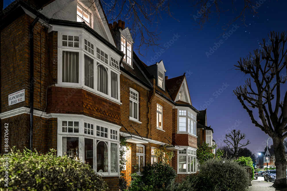 Fototapeta premium Dom urządzony na Boże Narodzenie w Londynie