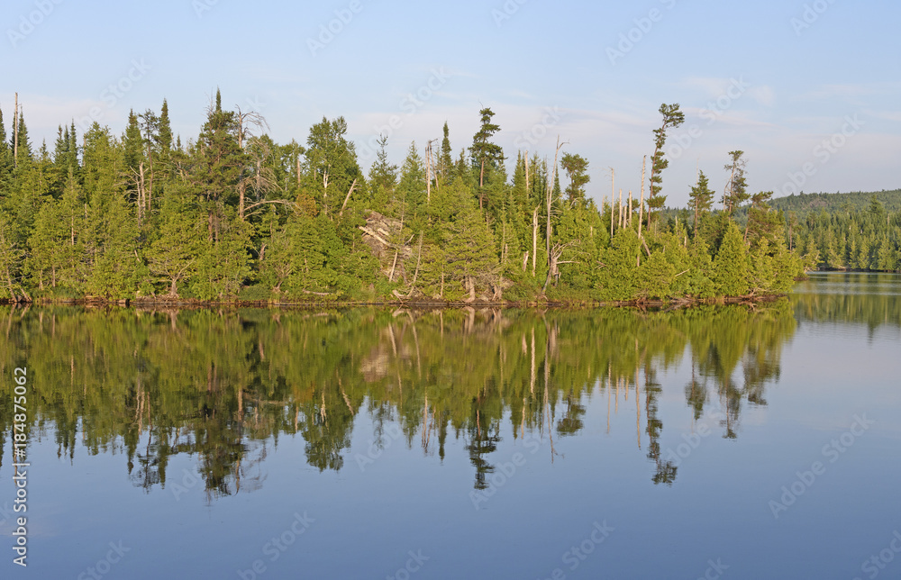 Obraz premium Evening Reflections on a Calm Lake
