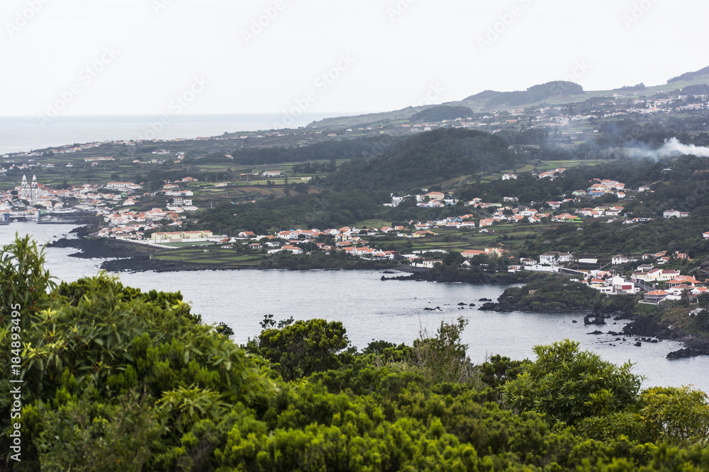 Blick vom Monte Brasil auf Angra do Heroísmo der Azoreninsel Terceira.