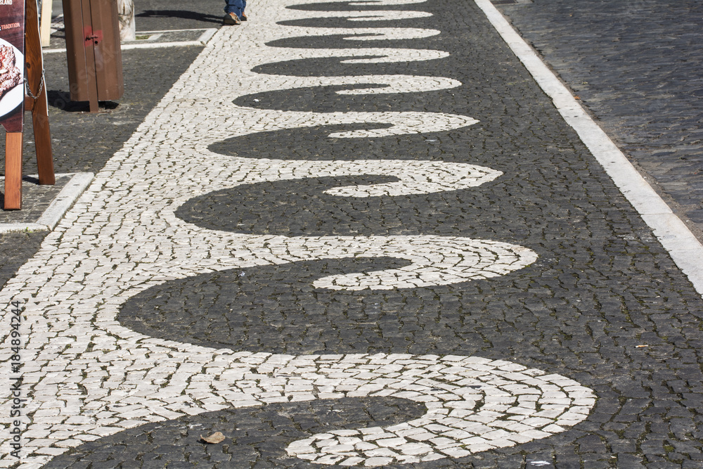 Typische Straßenpflasterung  von Praia da Vitória auf der Azoreninsel Terceira.