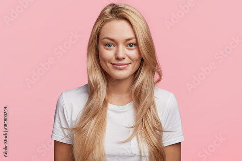 Tela Photo of confident pleasant looking pleased female with blonde long hair poses i