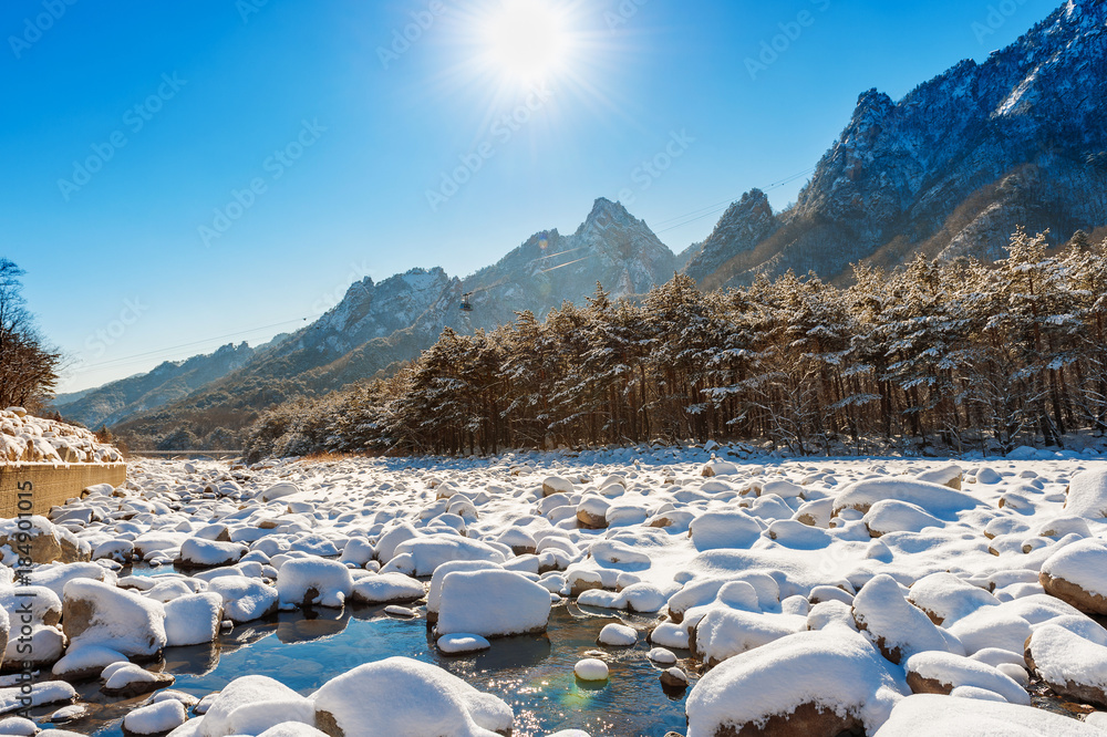 Obraz premium Seoraksan national park in winter, South Korea.