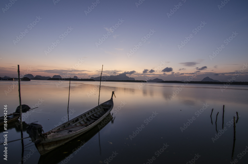 Obraz premium sunset beach and life on fisherman village