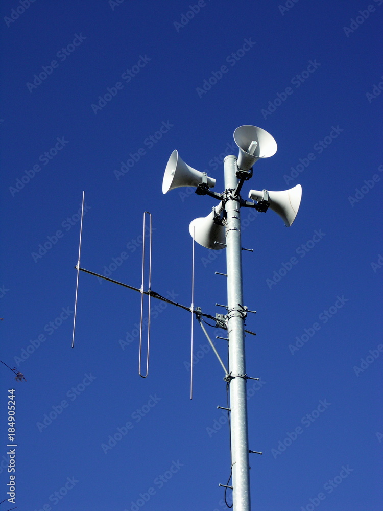 防災無線のスピーカーと青空