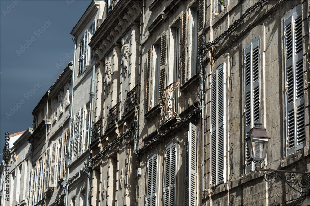 Façades dans une vieille rue de La Rochelle en France