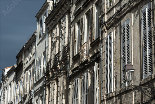 Façades dans une vieille rue de La Rochelle en France © Francois