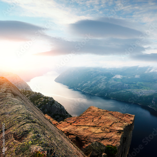 Foto Colourful sunrise on Preikestolen (pulpit-rock) - famous tourist attraction in the municipality of Forsand in Rogaland county, Norway