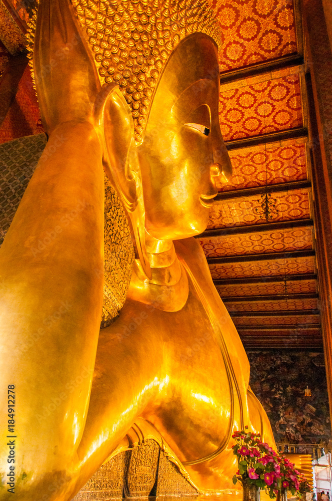 Obraz premium Big statue of reclining Buddha