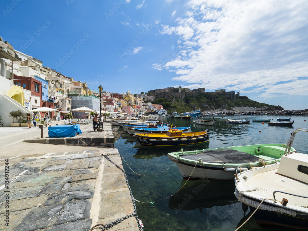 Blick auf die Insel Procida mit Ihren bunten Häusern, Hafen und die Marina di Corricella,   Insel Procida, Phlegräische Inseln, Golf von Neapel, Kampanien, Italien