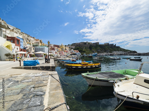 Blick auf die Insel Procida mit Ihren bunten Häusern, Hafen und die Marina di Corricella, Insel Procida, Phlegräische Inseln, Golf von Neapel, Kampanien, Italien