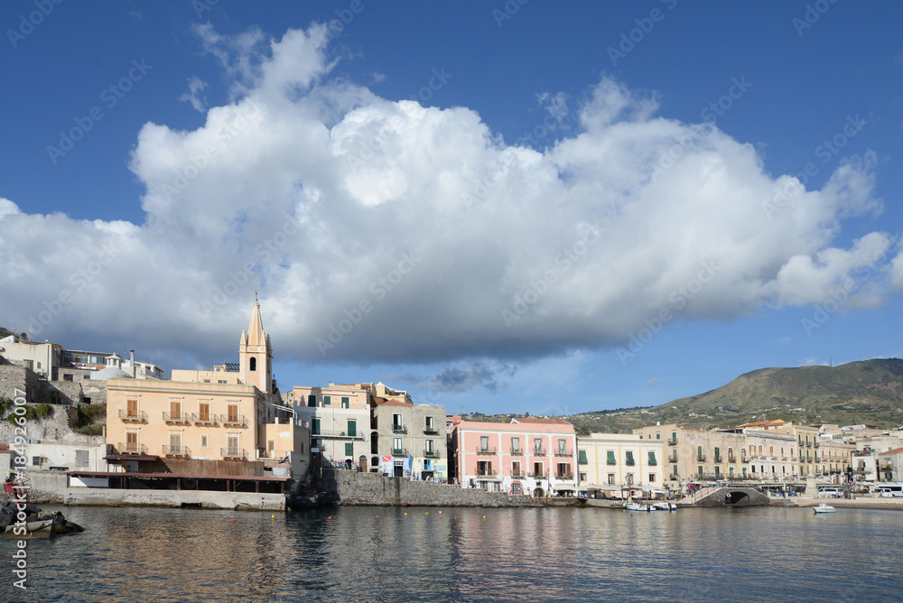 Hafen und Kirche von Lipari, Italien