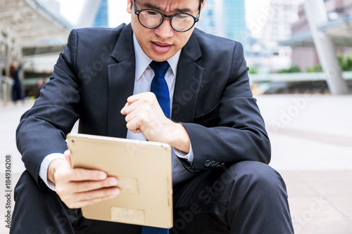 Fotografia Engineer use tablet for think about construction plan.