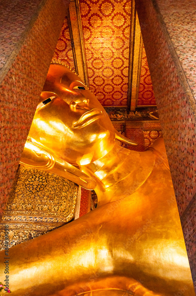 Big statue of reclining Buddha