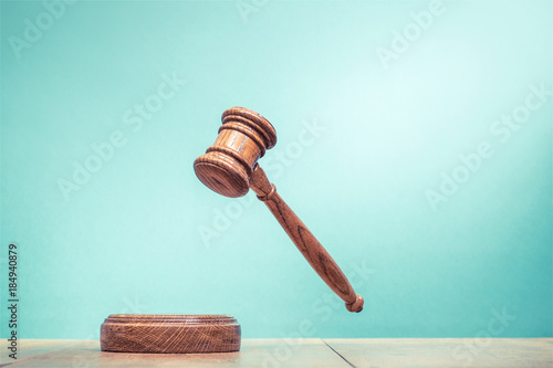 Foto Retro auction or judge wooden gavel conceptual composition front mint green background