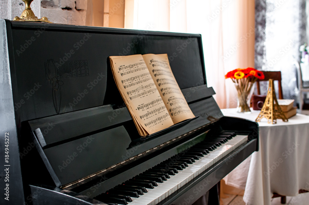 Valokuva Black piano with notes - tilaa netistä Europosters.fi