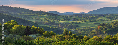 Fototapeta Naklejka Na Ścianę i Meble -  Panorama Landschaft im Frühling schön am blühen magisch idyllisch hügelich mit Sonnenlicht