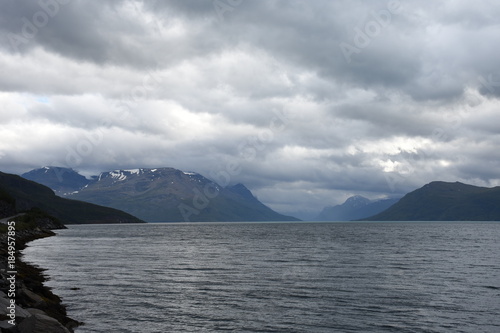 Norwegen, Nordnorwegen, Troms, Tromsö, Tromsø, Fjord, Balsfjord, Balsfjorden, Licht, Schatten, E8, Straße, Hauptstraße, Küste, Ufer, Gipfel, Wiese photo