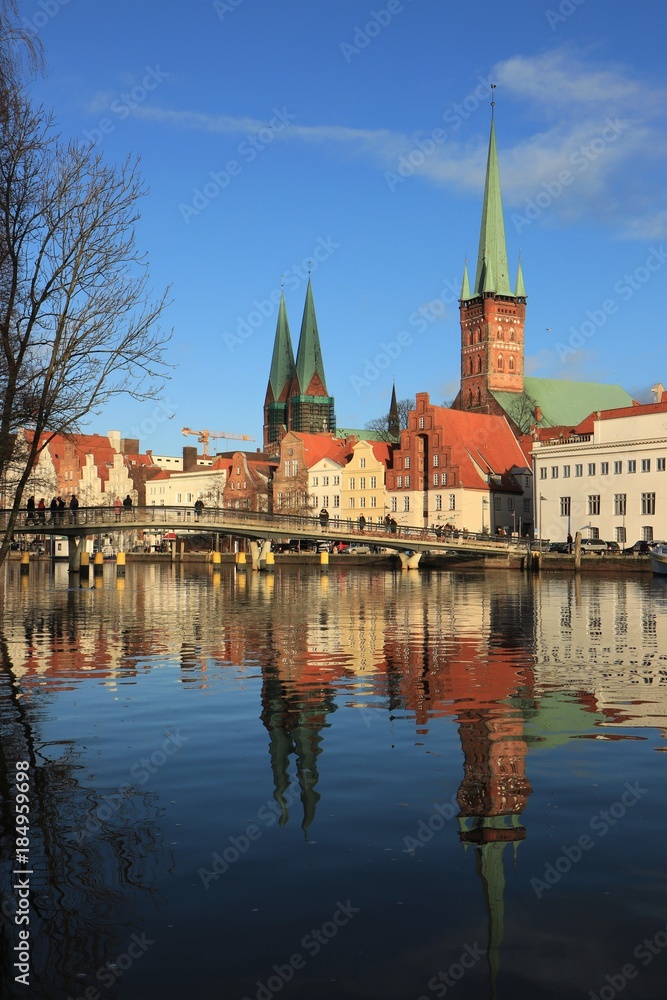 Blick über die Obertrave zur Petrikirche und Marienkirche in Lübeck Blick über die Obertrave zur Petrikirche und Marienkirche in Lübeck
