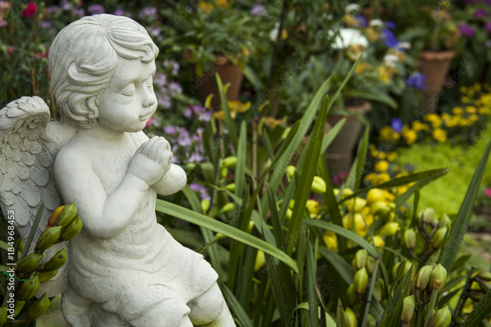 Landscaping with tropical plants / Decorated with statues of angels Landscaping with tropical plants / Decorated with statues of angels