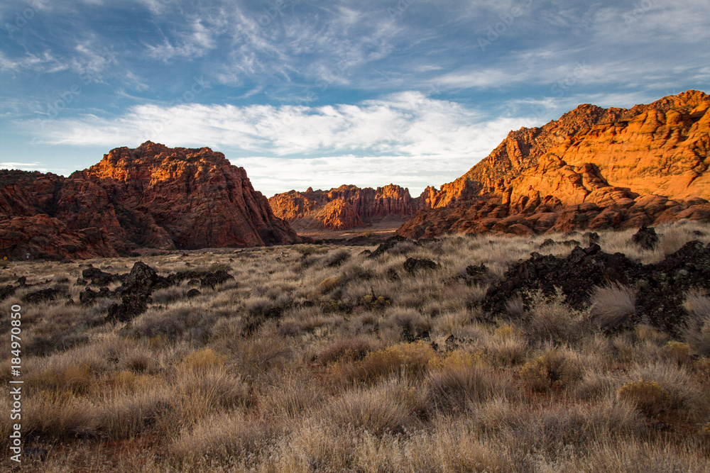 Obraz premium Gorgeous early winter glowing view of The sandstone and volcanic rock of Snow Canyon State Park in southern Utah.