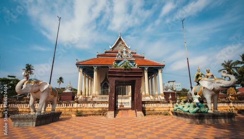 Φωτογραφία Wat Tahm Rai Saw, or the White Elephant Pagoda, is a modern Buddhist temple ne