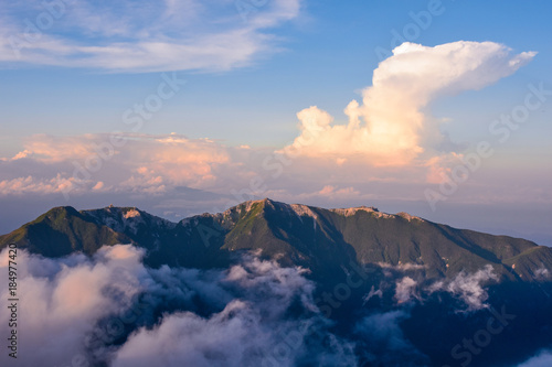 夕暮れの南アルプス、北岳からの絶景、鳳凰三山、雲海