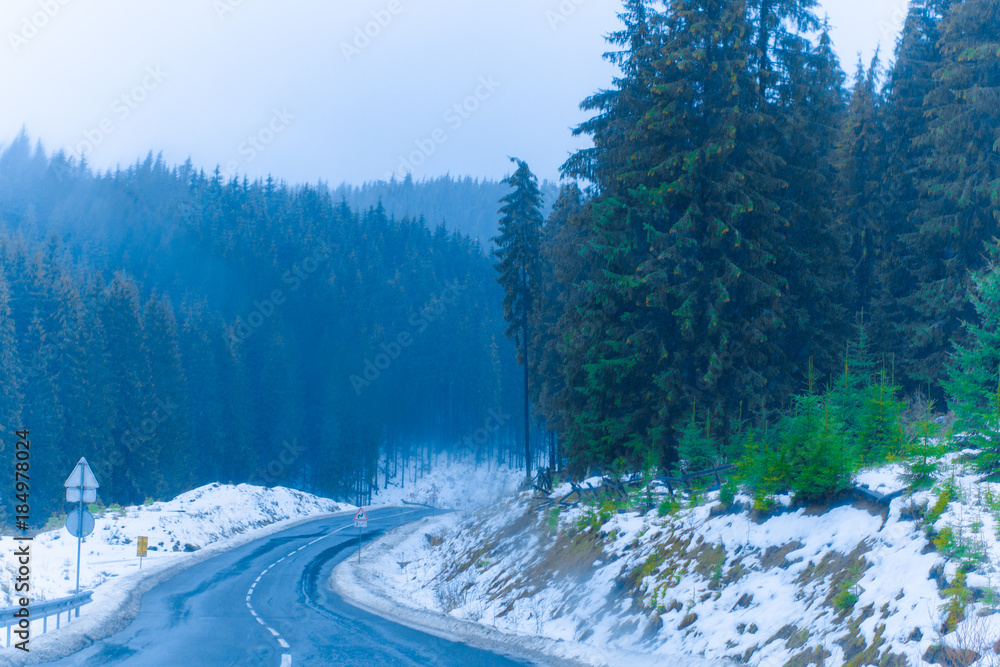 Obraz premium View of winter roads in the forest and mountains.