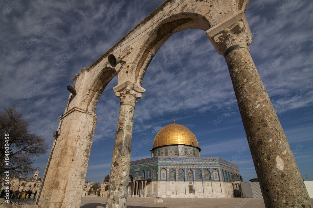 Fototapeta premium Israel - East Jerusalem - Dome of the Rock taken trough the portico colonnade