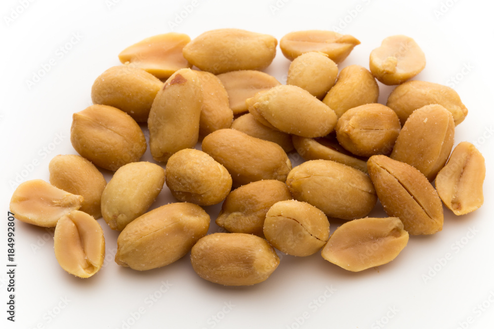 Obraz premium Peeled peanuts on the isolated background.