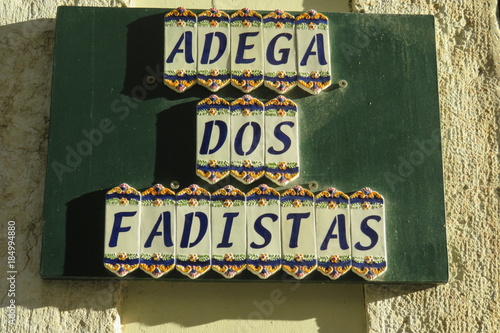 Enseigne traditionnelle de restaurant de Fado au Portugal, culture et gastronomie portugaise
