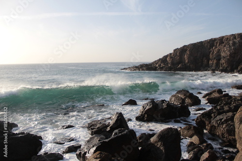 Onda oceanica che si frange sulle coste rocciose di una scogliera di Fuerteventura © zababa96