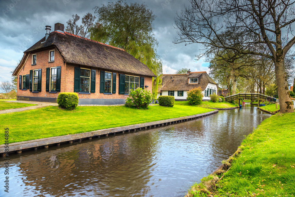 Fototapeta premium Renowned old dutch village with thatched roofs, Giethoorn, Netherlands, Europe