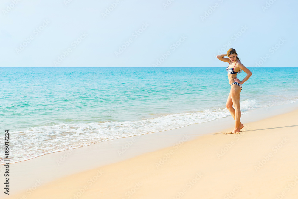 Φωτογραφία Young woman in swimwear on beautiful  tropical beach.