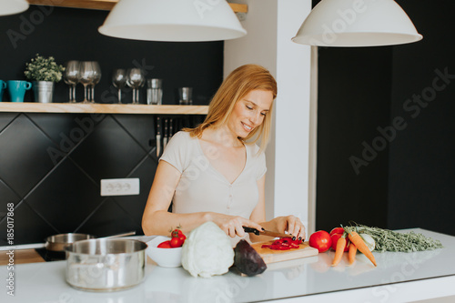 Pretty young woman preparin...